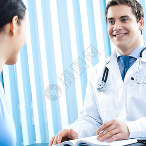 快乐笑的男医生和女病人的肖像图片