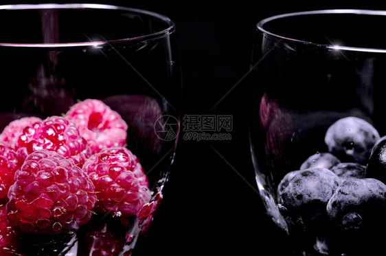 蓝莓和覆盆子在玻璃图片