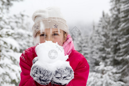 小女孩在雪林里度过图片