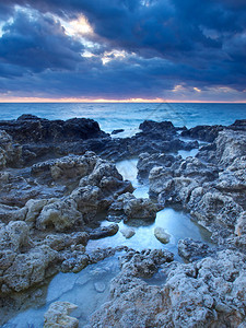夕阳下海边的石头图片