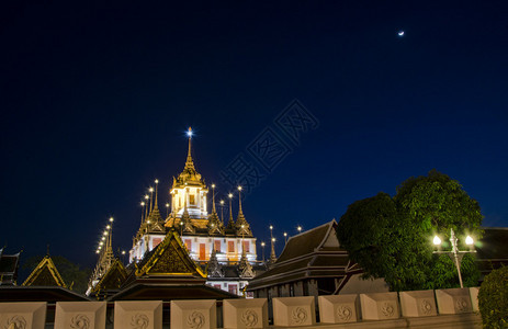 泰国曼谷黄昏时的Ratratchanatd图片