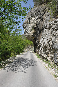 俯视道路山中的道路背景