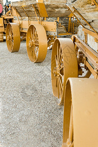 以前用来运输采矿材料的木马车火上的老式钢图片