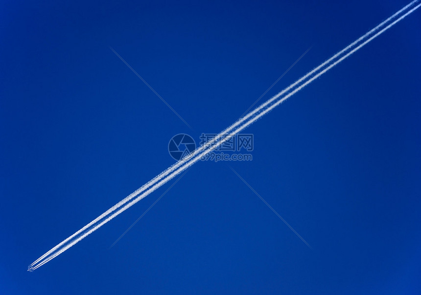 在蓝天的纯白线飞机图片