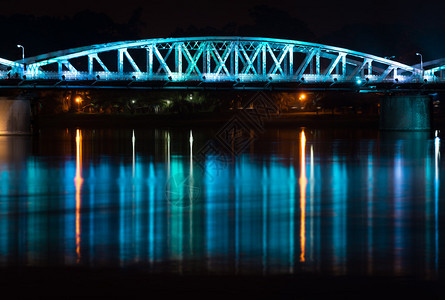深夜风景全的Huue市ThuongTien大桥大桥四面照亮图片
