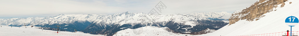 冬天雪山风景全与蓝天的图片