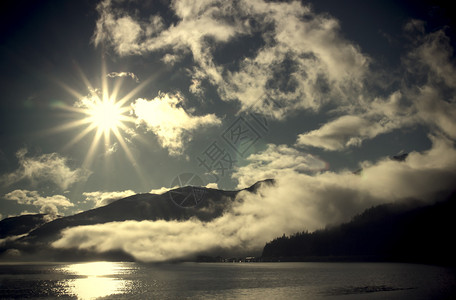 黎明雾与日出在Whitti图片