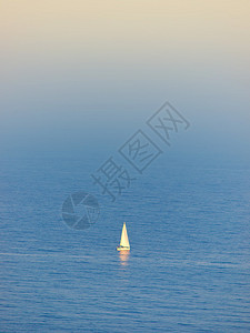 蓝天大海上的帆船图片