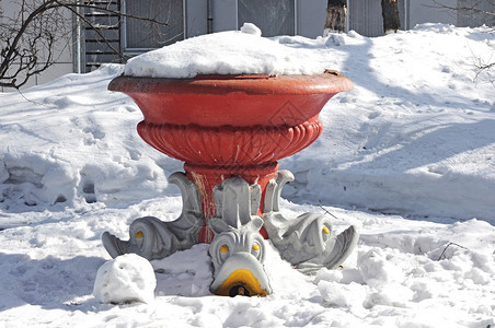 历史公园喷泉与冬雪图片