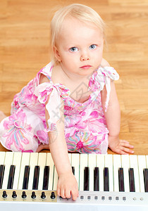 小女孩和弹钢琴图片