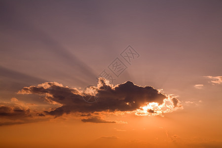 日落时的太阳光线和橙色的云图片
