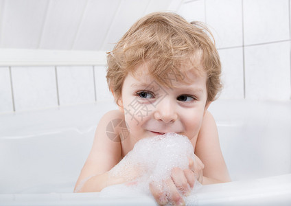 可爱的小孩男孩在浴缸里很开心图片