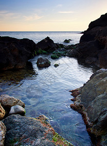 石头中海水的倒影色彩鲜艳的海景图片
