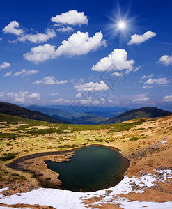 与山湖的春天风景图片