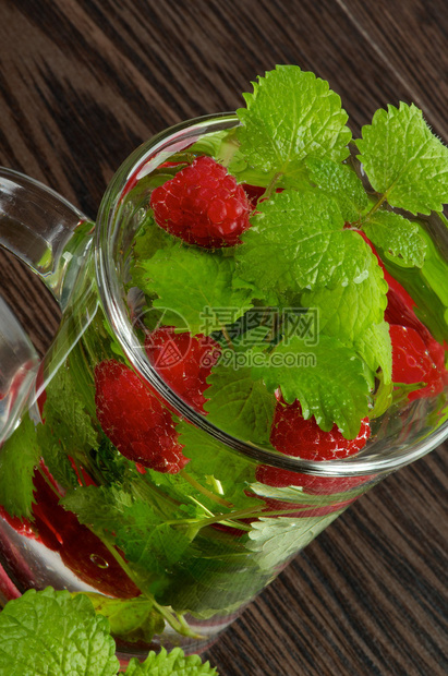 玻璃杯草莓饮料图片