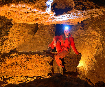 女孩isleduet山洞中的洞穴图片