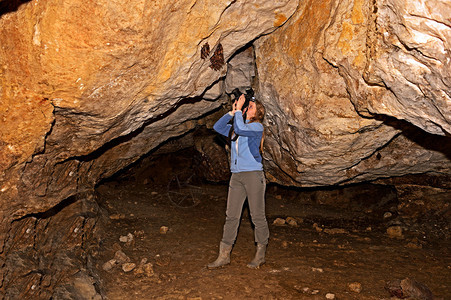 女孩isleduet山洞中的洞穴背景图片