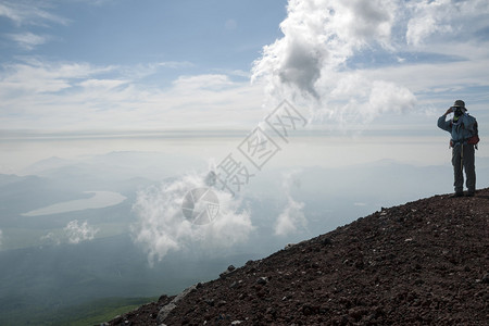 不明身份的登山者从山径上拍到照片图片