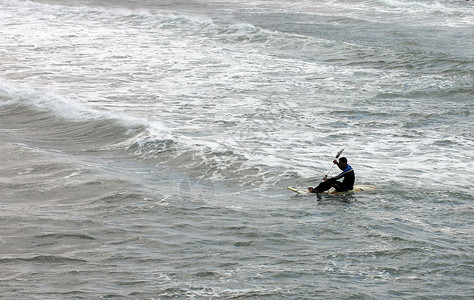桨板上的人划向地中海图片