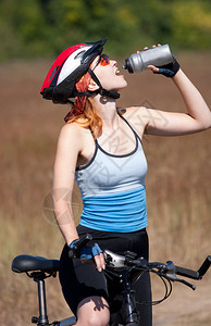 骑自行车的女孩喝水图片