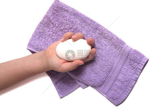 手拿肥皂毛巾上白色隔离图片