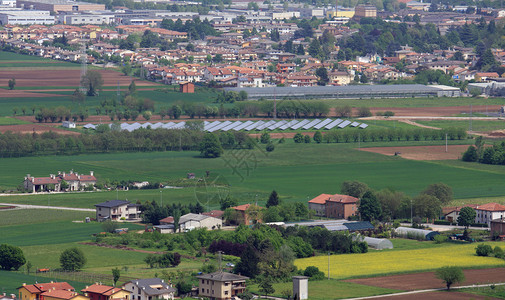 与公民的房屋和田地以及一个大型太阳能光伏发电园区的VenetoPianura图片