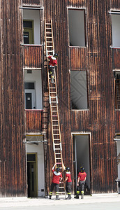 在消防站用木梯对消防员进行锻练和训练图片