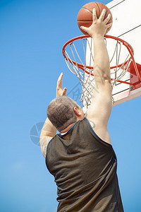 篮球运动员扔球图片