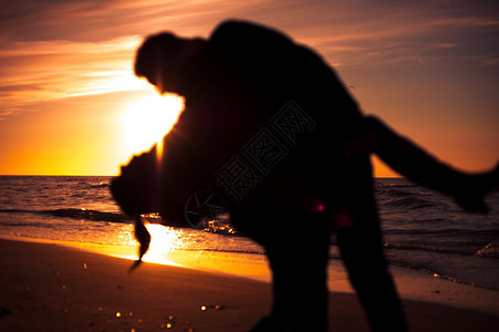 海滩上的情侣照片图片
