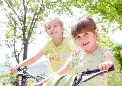 两个骑自行车的小女孩图片