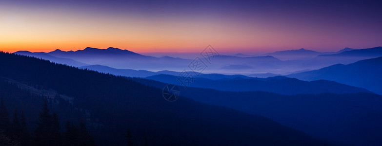 早晨天空下充满云雾的大山景观喀尔巴阡图片