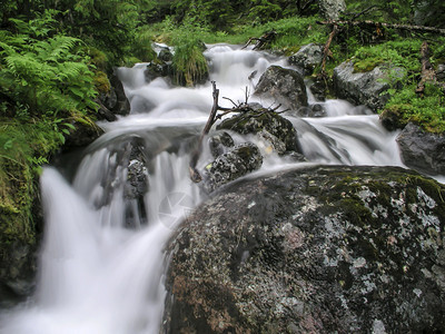 山涧流水图片