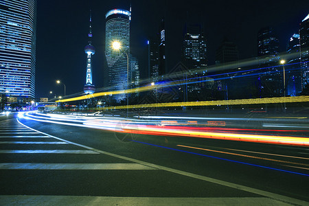 上海街道上的光迹图片