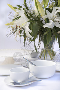 早餐桌布配有明亮的白陶图片