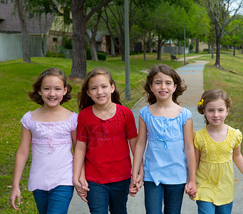姐妹女孩和朋友儿童群体在露户公园图片
