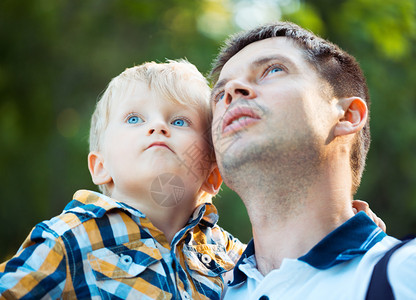 快乐的父亲和孩子的儿子在公园图片