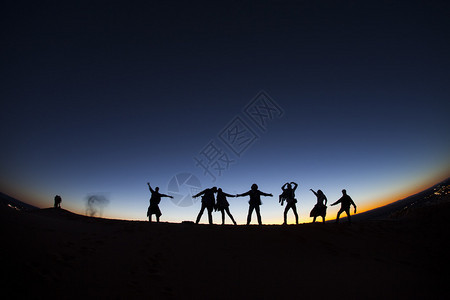 摩洛哥在撒哈拉沙漠山顶上快乐的一群人图片