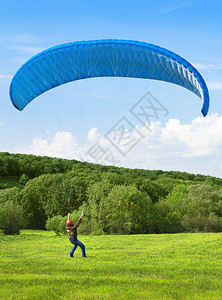 滑翔伞有降落伞的图片