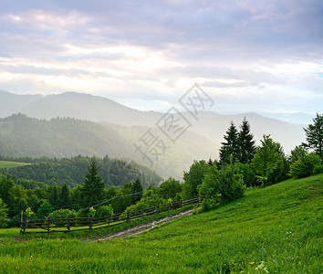 在山的晚上风景图片