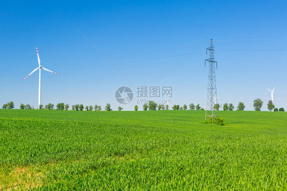 风电机组在蓝蓝的天空图片