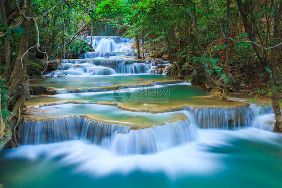北碧府泰国的深林瀑布图片