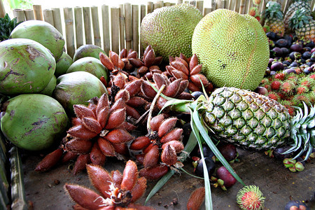 泰国内有许多水果和餐桌上的水果在图片