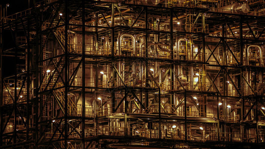 工业管道的石油精炼厂的特写图片