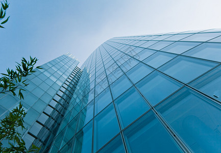 摩天大楼的现代玻璃剪影商务楼图片