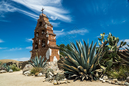 SanMiguelArcangel传教士的历史钟楼骄傲地站在加利福尼亚美丽的夏日天空下的背景图片