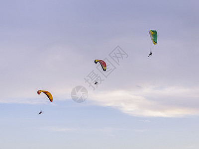 与蓝天一起飞行的动力伞组图片