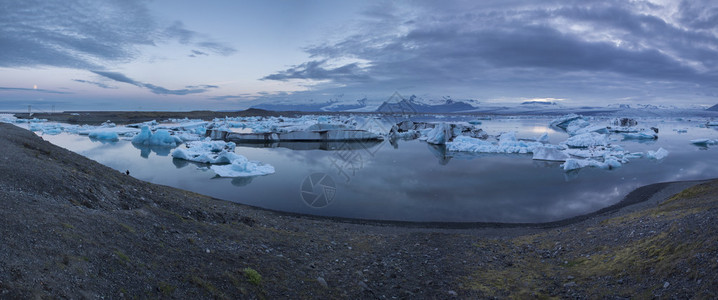 午夜阳光下冰岛Jokulsarlo图片