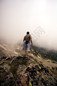 站在保加利亚皮林山高峰的人图片