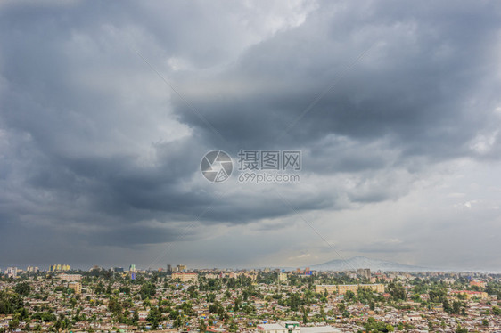 亚的斯亚贝巴市空中景象显示人口稠图片