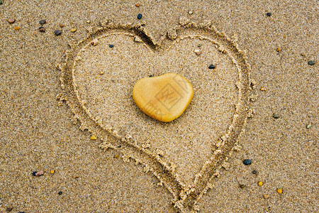 一颗石头的心和海洋滩上的图片